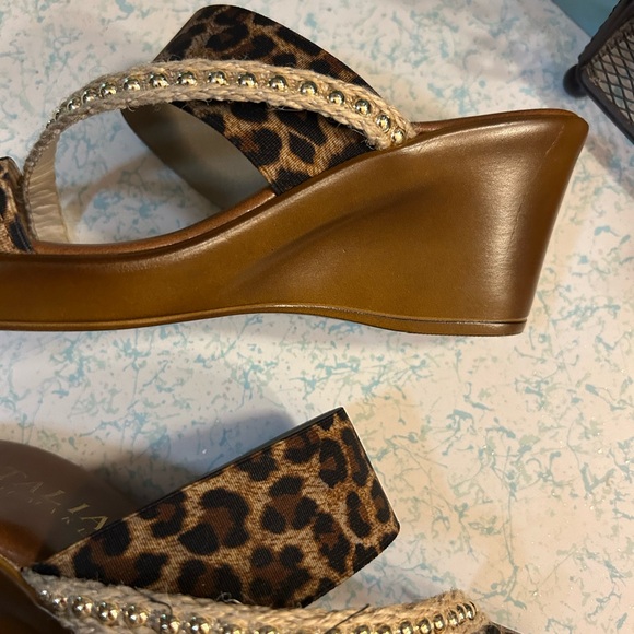 Italian Shoemakers Brown and Black Sandals for Effortless Elegance - Picture 6 of 8